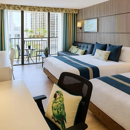 1 Block From Waikiki Beach 3 Beds And Workspace